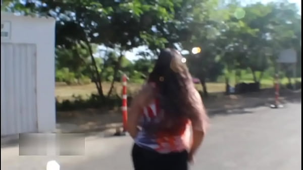 Follando con una extraña después de un buen trato POR SALBARLA DE LOS LADRONES – Porno En Español
