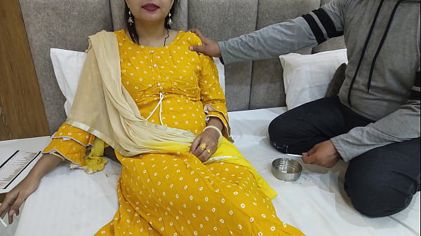 Desisaarabhabhi – Indian Desi dost ki maa ke sath chudai mazaa lete hoye uski gori chut main ungli dal ke uske chuche chuss dale