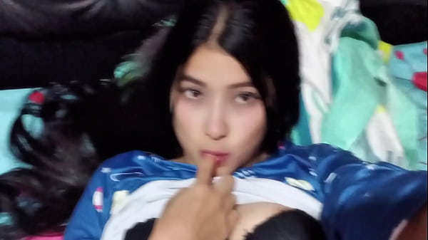 Hermanastra pillada viendo porno y ayudada a tener orgasmos – ruega por creampie