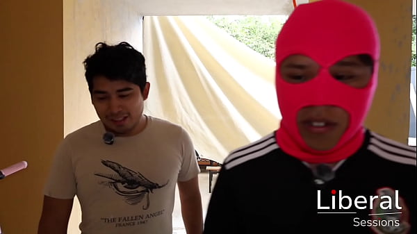 Mama cachonda le da unas buenas mamadas al amigo de su hijastro por curioso