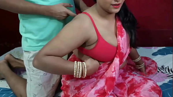 हॉर्नी स्टेपमॉम ने कहा बेटा मेरा ब्रा हुक बंद करदे, फिर सौतेली माँ की पलंगतोड़ हिंदी में चुदाई